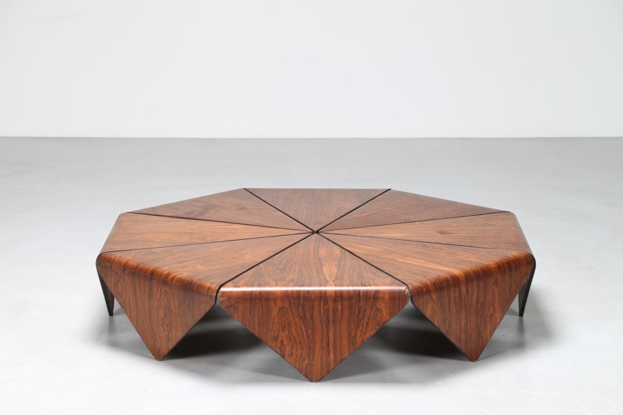 Short octagonal and curve rosewood table, mod. Petalas, L’Atelier’s production, 60’s, there is the original label. Literature; Domus 2016 num. 1001 pag. 31..

 (Jorge Zalszupin )