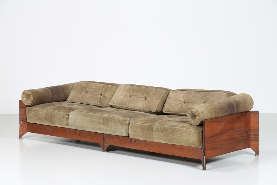Wood sofà with original velvet and brass finishing, mod. Brasiliana tribute to Oscar Niemeyer, for L’Atelier, 60’s.
 (Jorge Zalszupin )