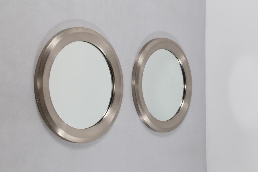 Coppia di specchi in alluminio spazzolato e vetro specchio, mod. Narciso, per Artemide, anni 60 (Sergio Mazza)