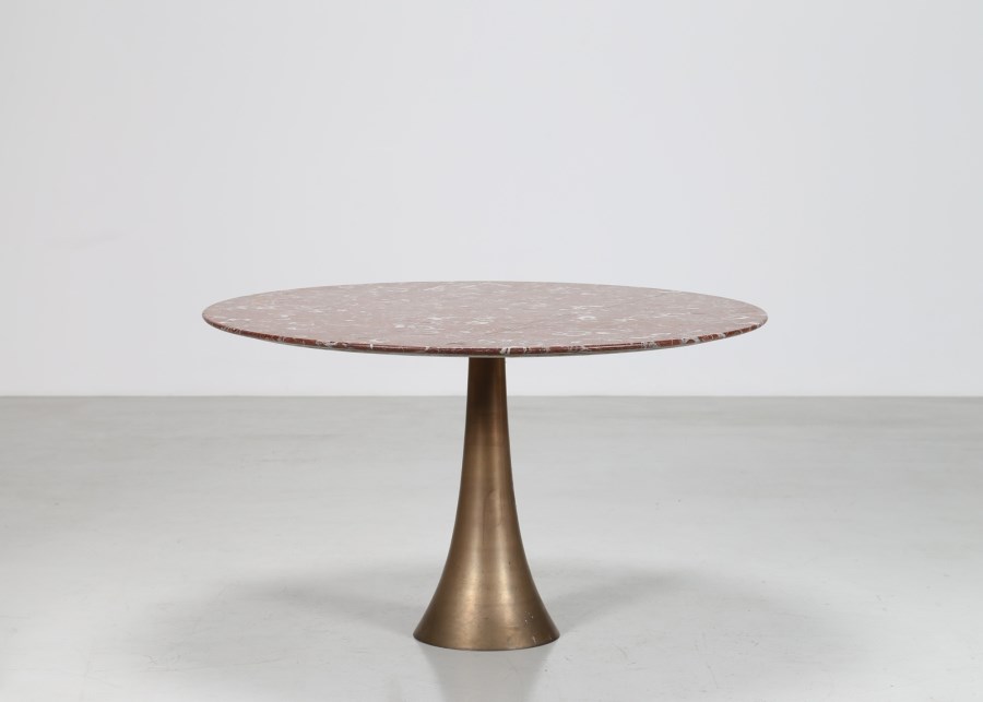 Tavolo in fusione di bronzo con piano in marmo, mod. 302, Bernini 1963. 
 (Angelo Mangiarotti)