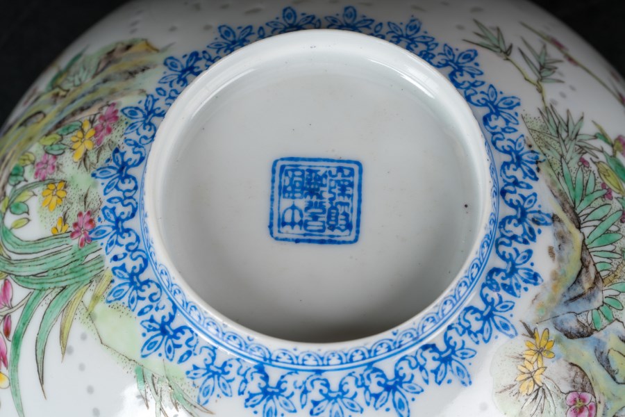 Tazza in porcellana guscio d'uovo con decoro policromo e lavorazione a  Chicco di riso Cina, XX secolo