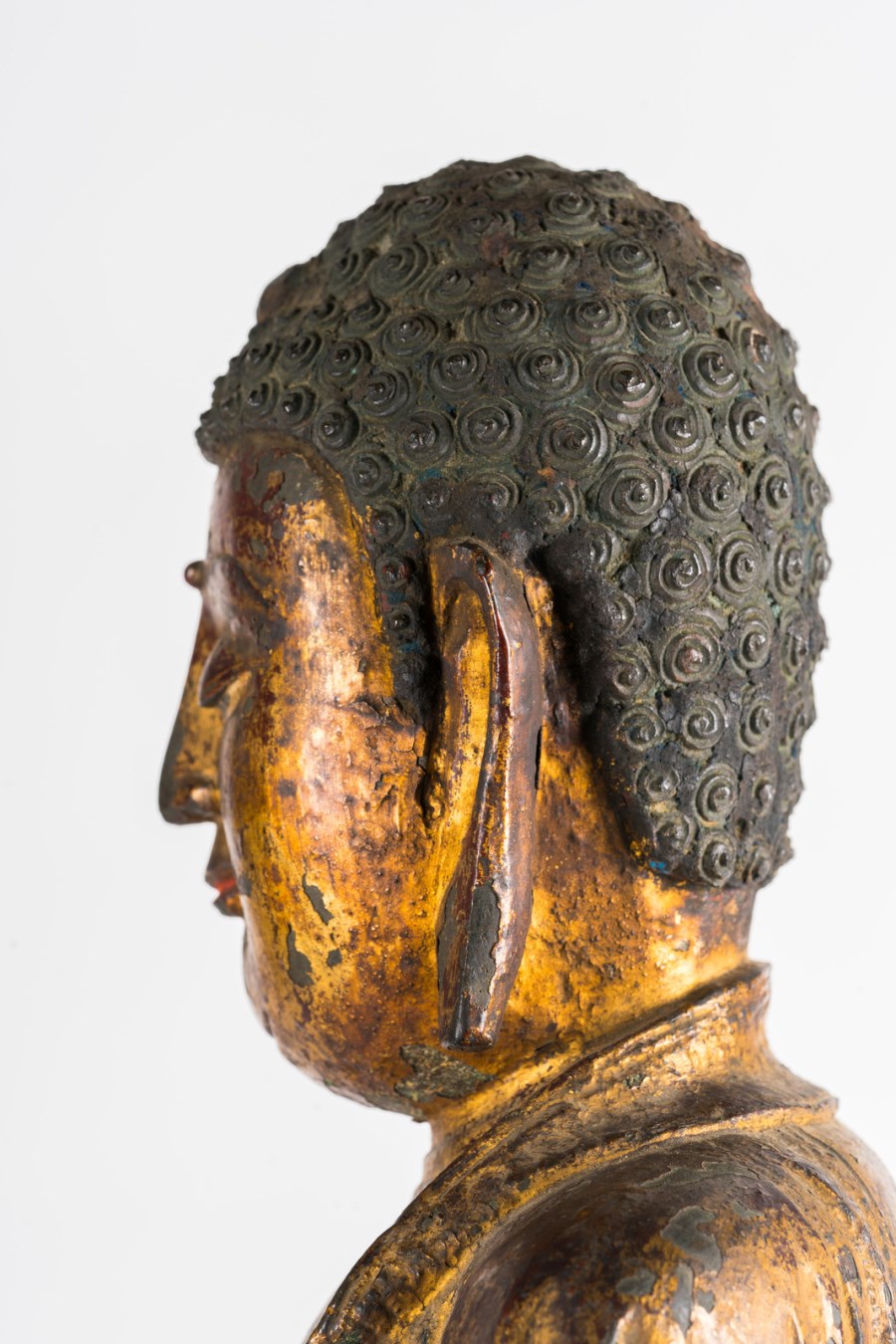 Grande e rara statua in bronzo laccato e dorato raffigurante il Buddha  trascendente Akshobhya Cina, tarda dinastia Ming, XVI - XVII secolo