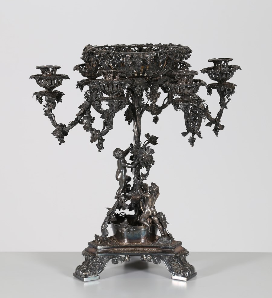 Imponente candelabro a 6 fiamme decorato con amorinii e grappoli d'uva. (Manifattura Art Nouveau )