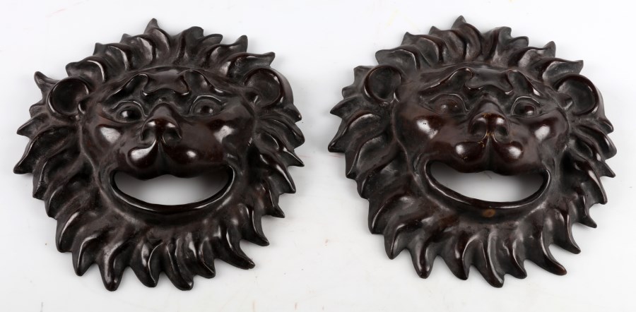 Coppia di maniglie da portone in bronzo di forma leonina. (Manifattura Veneta Del XIX Secolo )