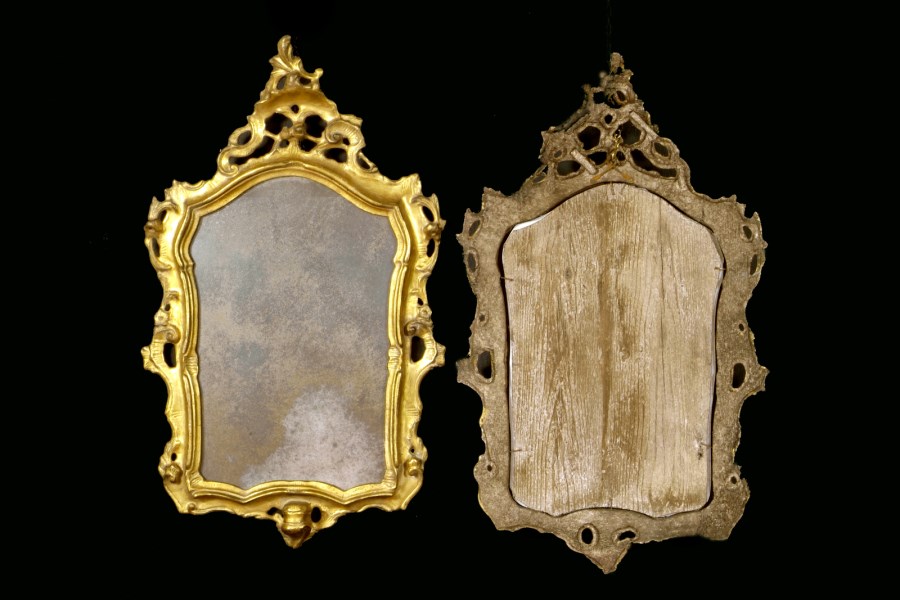 Coppia di Specchierine Veneziane in legno intagliato e dorato. (Manifattura Degli Inizi Del XIX Secolo )