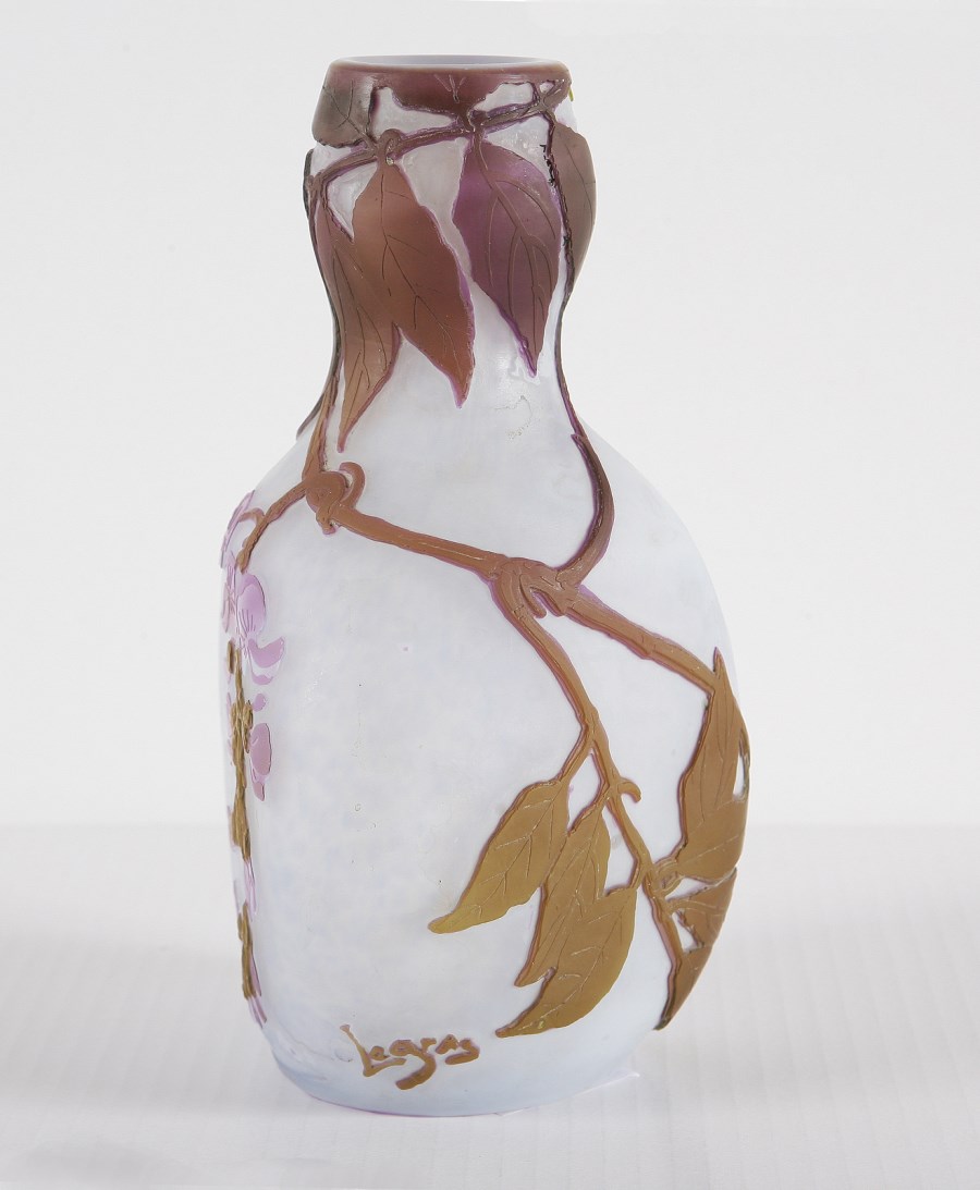 Vaso Legras a sezione triangolare in vetro triplo, decoro di glicini e foglie inciso ad acido nei toni viola e bruno su fondo bianco - ghiaccio satinato. (Francois-theodore Legras)
