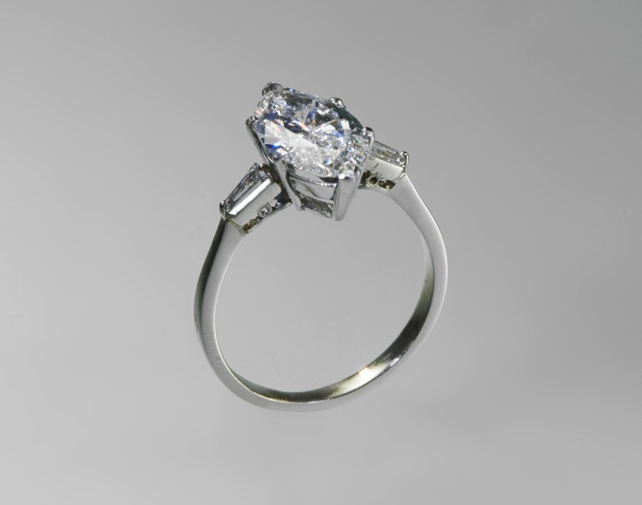 Anello in oro bianco con diamante naturale, 4.08 ct, forma e taglio marquise, a brillante modificato.  (Gioielleria Veronesi )
