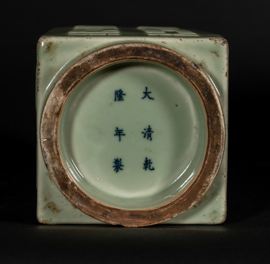 VASO IN PORCELLANA CELADON Cina, dinastia Qing, fine XIX secolo