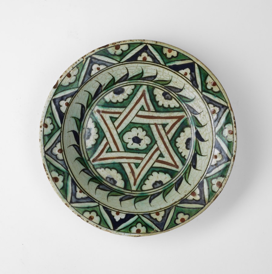 A rare Iznik dish painted with a central star 
Ottoman Turkey, 17th century  (Arte Islamica )