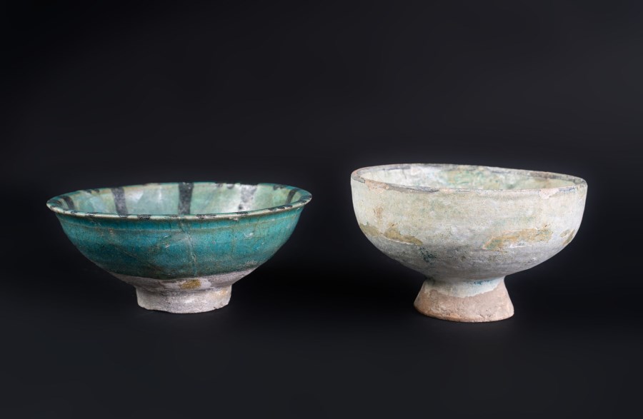 Two turquoise glazed pottery bowls
Iran, Kashan, 12th -13th century  (Arte Islamica )
