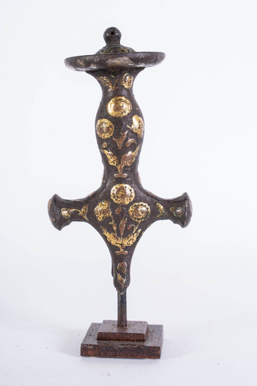 An iron talwar handle highlighted with gilded flowers
Southern India, 18th century  (Arte Islamica )