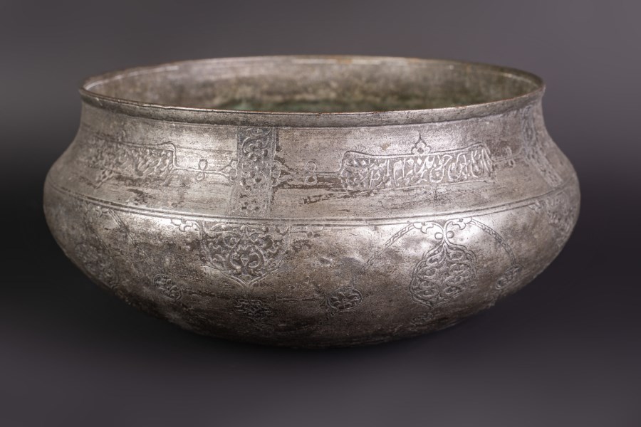 A large tinned copper Safavid bowl engraved with arabesques and poetic inscriptions 
Persia, 17th century  (Arte Islamica )