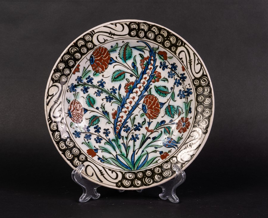 An Iznik pottery dish painted with carnations and saz leaf
Ottoman Turkey, late 16th century  (Arte Islamica )
