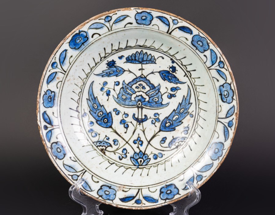 An Iznik pottery dish with blue, white and black floral decoration  
Ottoman Turkey, late 16th-17th century  (Arte Islamica )