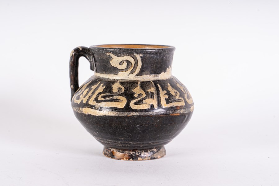 A Nishapur calligraphic jug 
Samanid Iran, 10th century  (Arte Islamica )