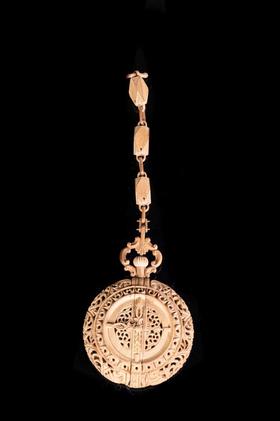 A sandalwood watch shaped item deliciously carved with Mughal buildings and figures
Northern India, possibly Rajasthan, late 19th-early 20th century (Arte Indiana )