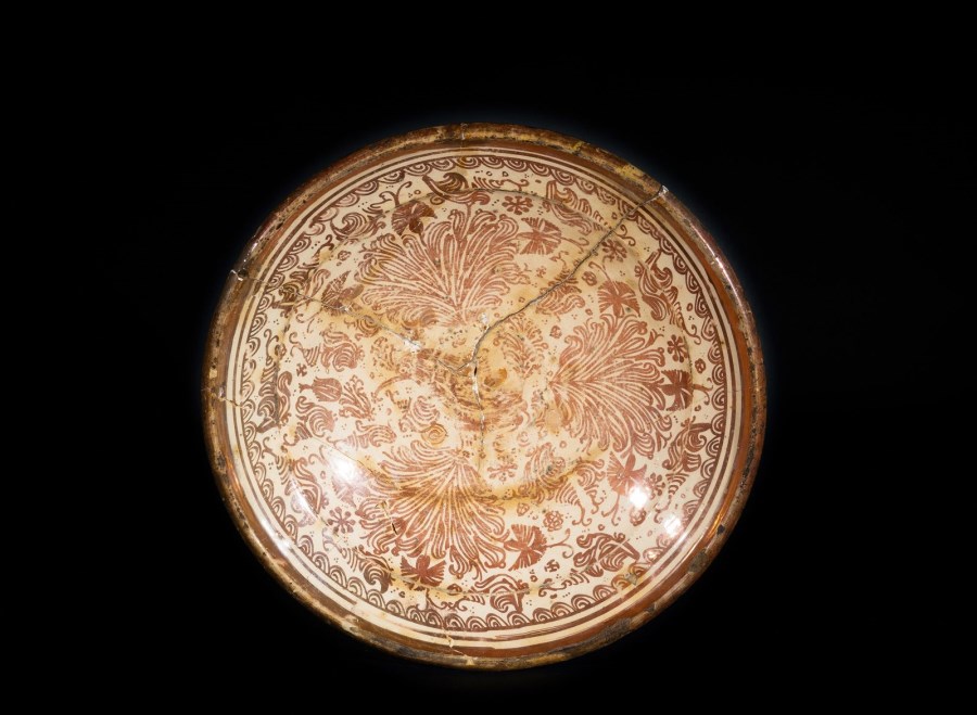 An Hispano Moresque pottery dish 
Spain, possibly Manises, 16th century  (Arte Islamica )