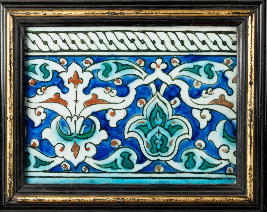 An Iznik border tile painted with palmettes over blue ground 
Ottoman Turkey, 17th century  (Arte Islamica )