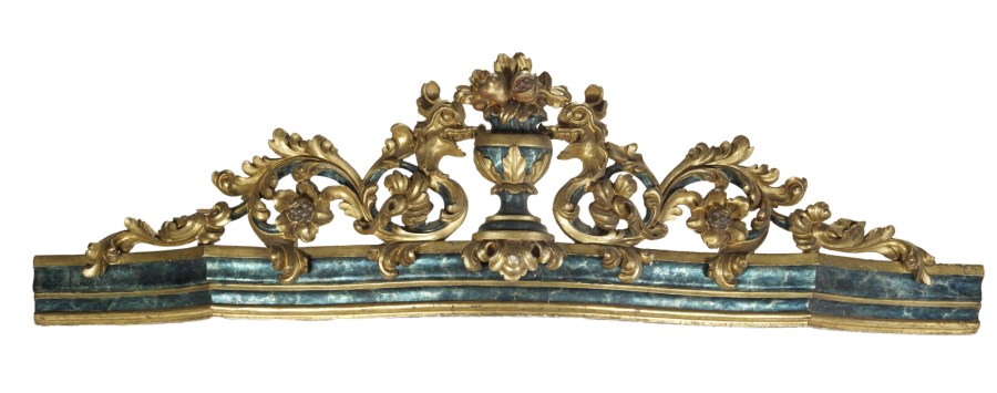 Bargeboard in gilded and lacquered carved wood, shaped base, the upper richly decorated with floral and vegetable motifs. ( Manifattura Umbra Della Fine Del XVII Secolo)