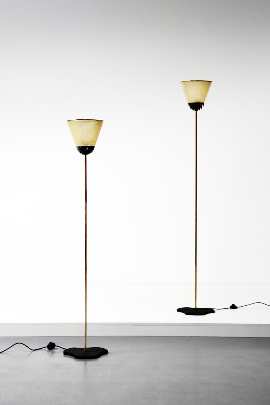 Pair of 1960s standard lamp. (Manifattura Italiana  )