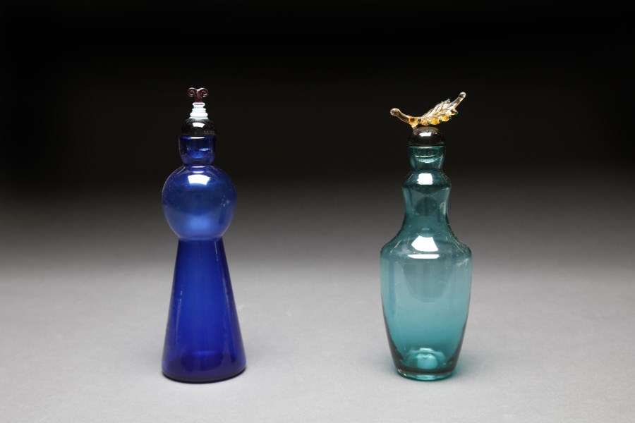 Coppia di bottiglie con base in vetro trasparente, 1989 e 1994. Produzione De Majo.  (Yoichi Hoira)