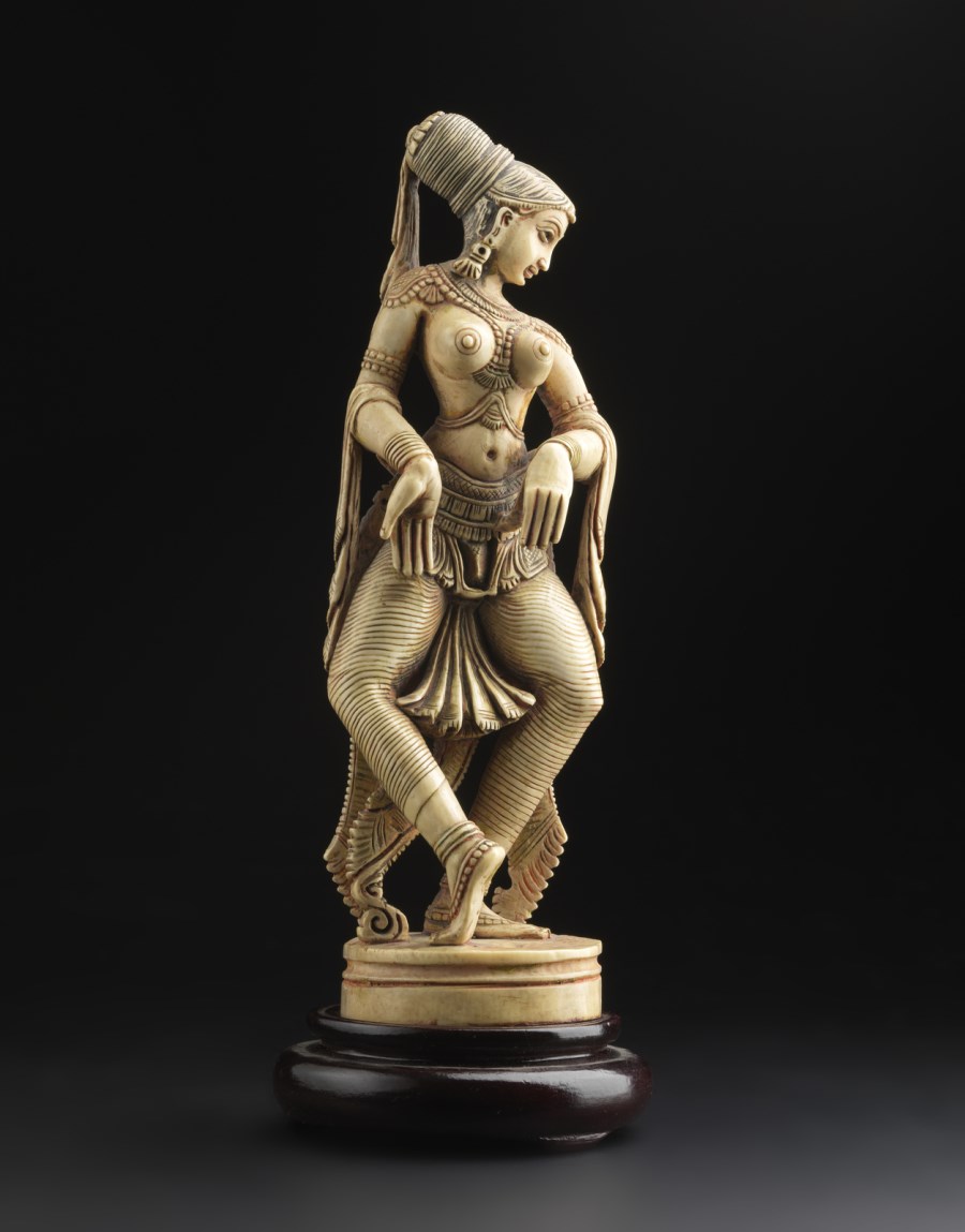 Figura di donna in avorio 
India, probabilmente Deccan, inizio XX secolo  (Arte Indiana )