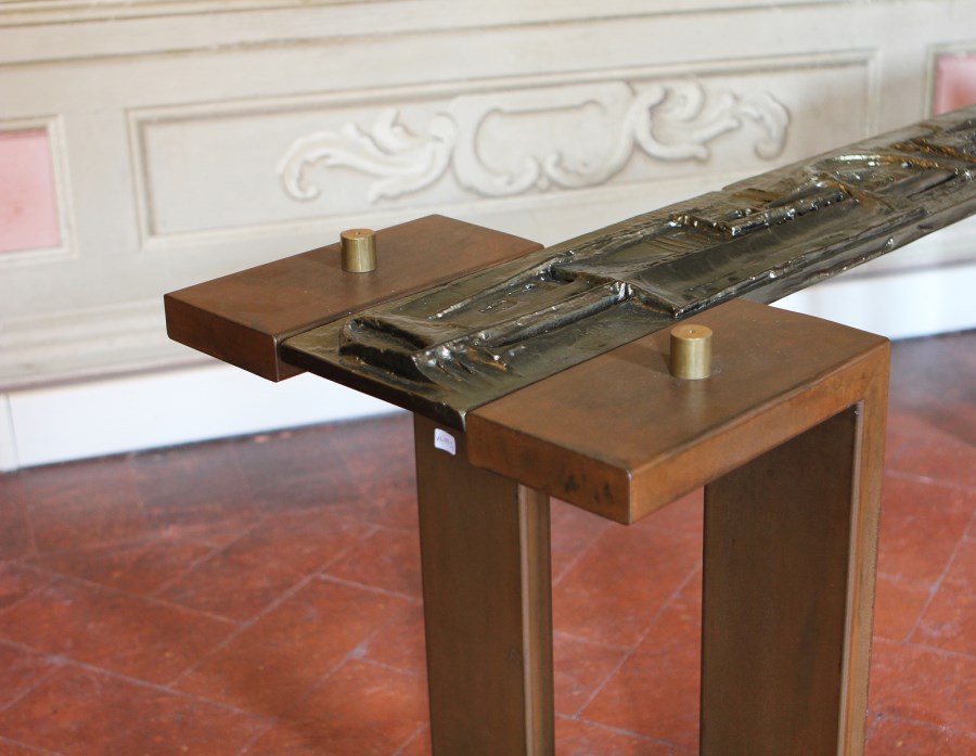 Monumentale tavolo con bassorilievo in alluminio. ( Manifattura Italiana Del XX Secolo)