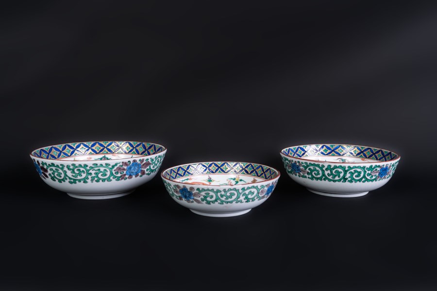 Tre ciotole in ceramica decorati in stile Imari Giappone, XIX-XX secolo