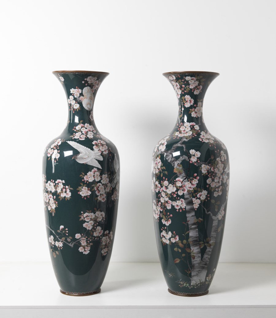 Coppia di monumentali vasi cloisonné Giappone, periodo Meiji/Taisho, XIX-XX  secolo