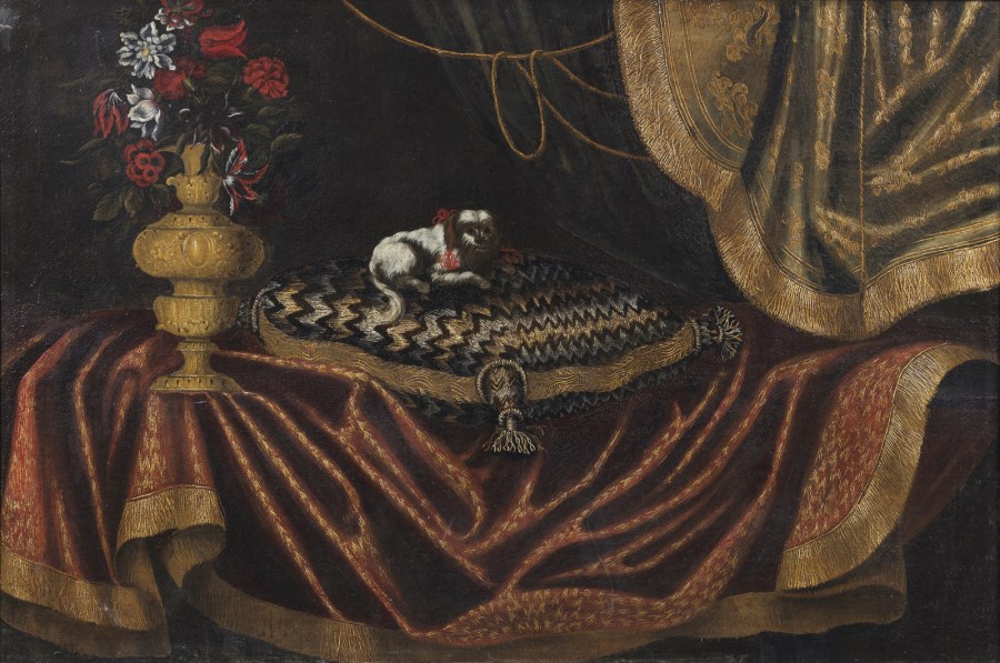 Natura morta con tappeto, vaso di fiori e cagnolino.  ( Artista Del XVII-XVIII Secolo)