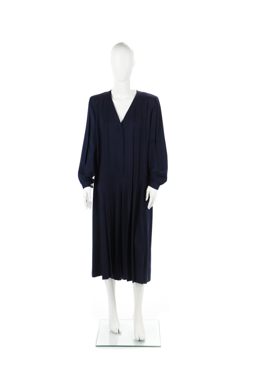 Vestito blu midi plissettato con maniche lunghe e scollo a v  in lana vergine. Anni 80. (Gianfranco Ferre')