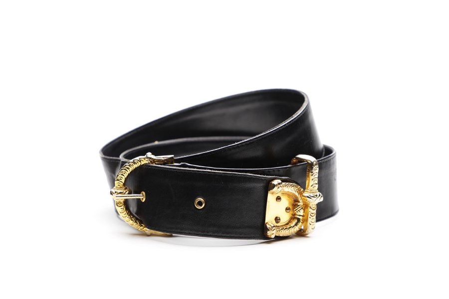 Cintura in pelle nera con fibbia e finiture metalliche color oro. (Roberta Di Camerino)