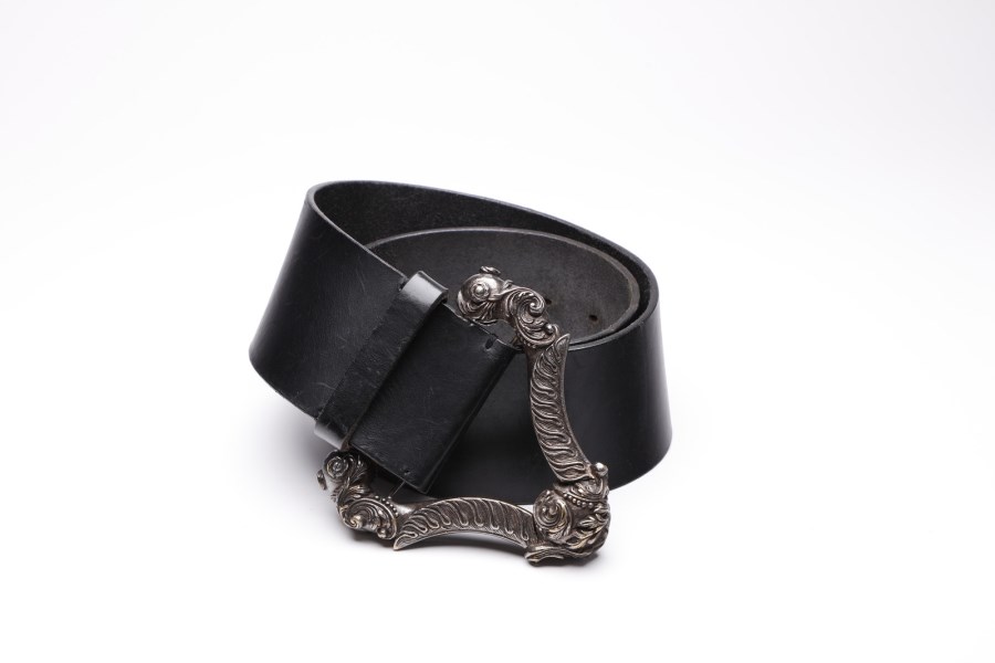 Cintura in pelle nera con galvanica argento anticato. (Gianfranco Ferre')