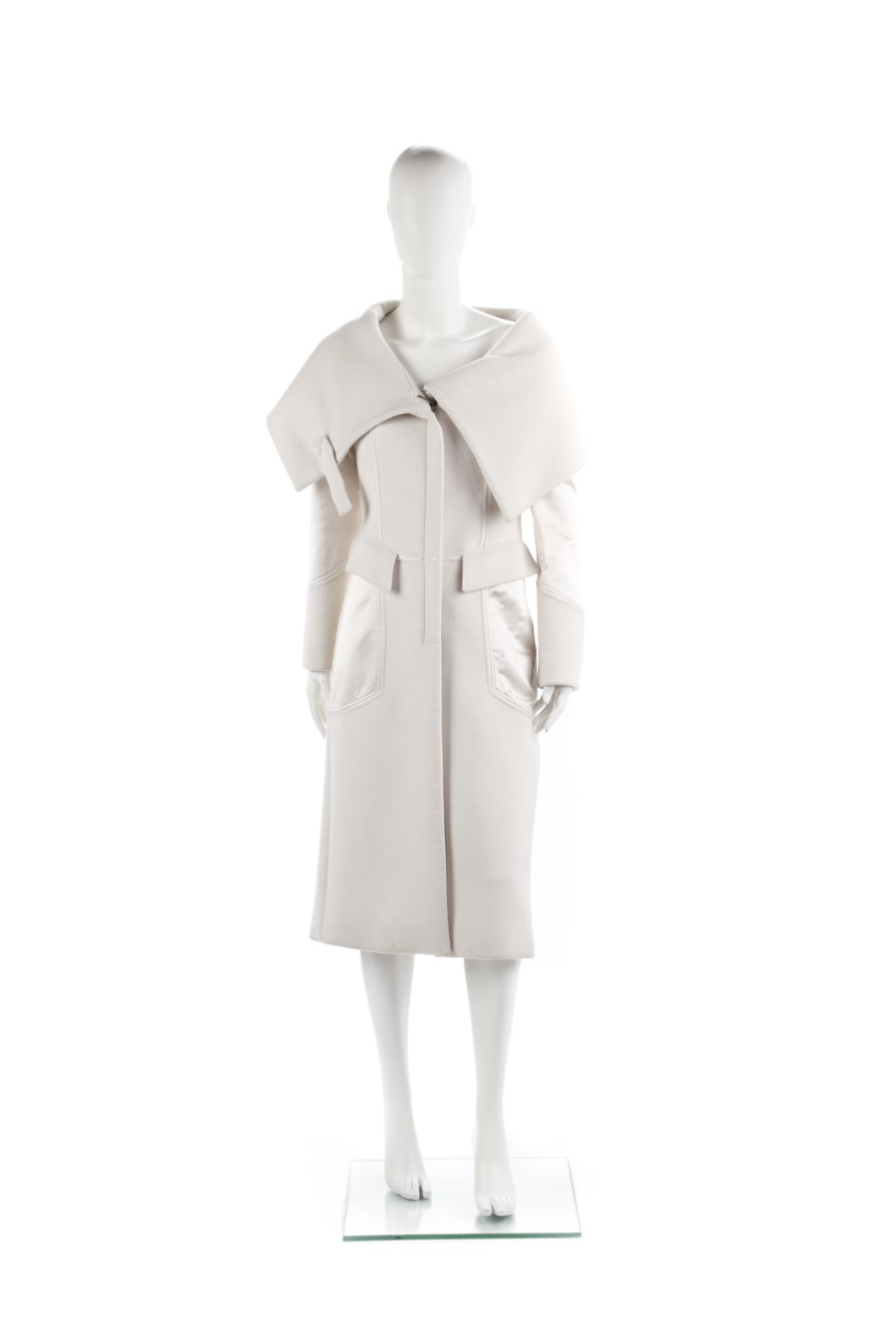 Collezione A/W 2003. Direttore Creativo Tom Ford. Cappotto bianco lungo con ampio scollo e chiusura a zip, inserti in raso bianco con tasche laterali. Taglia 42IT. (Gucci )