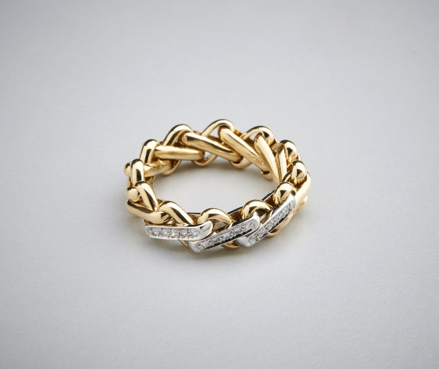 Un anello in oro giallo 750/1000  a maglia morbidaa con diamanti bianchi taglio a brillante Ct 0,40 circa. Marca Pomellato. Peso lordo gr 12,21. (Pomellato )