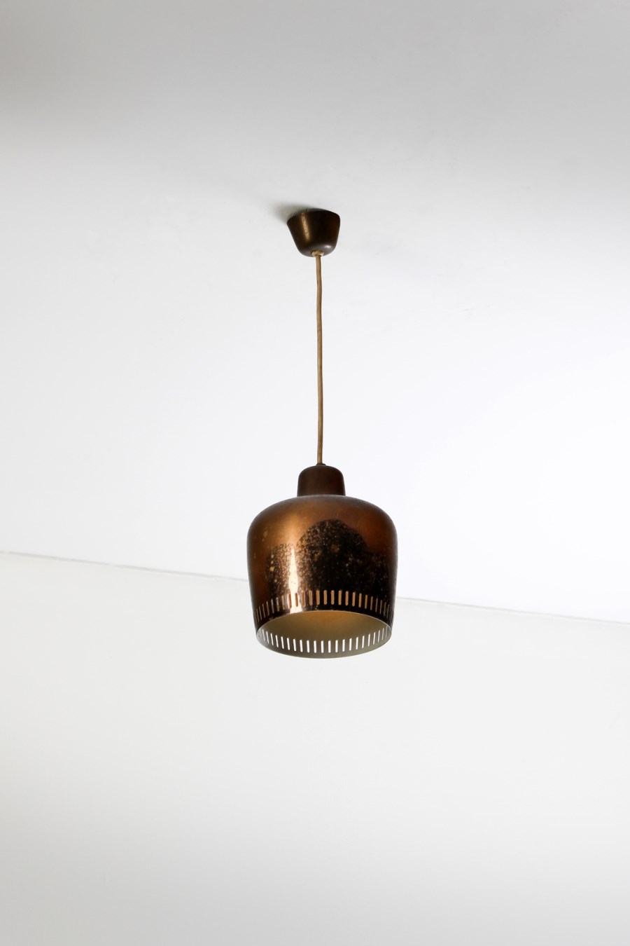 Lampada a sospensione Golden Bell produzione Artek (Alvar Aalto)