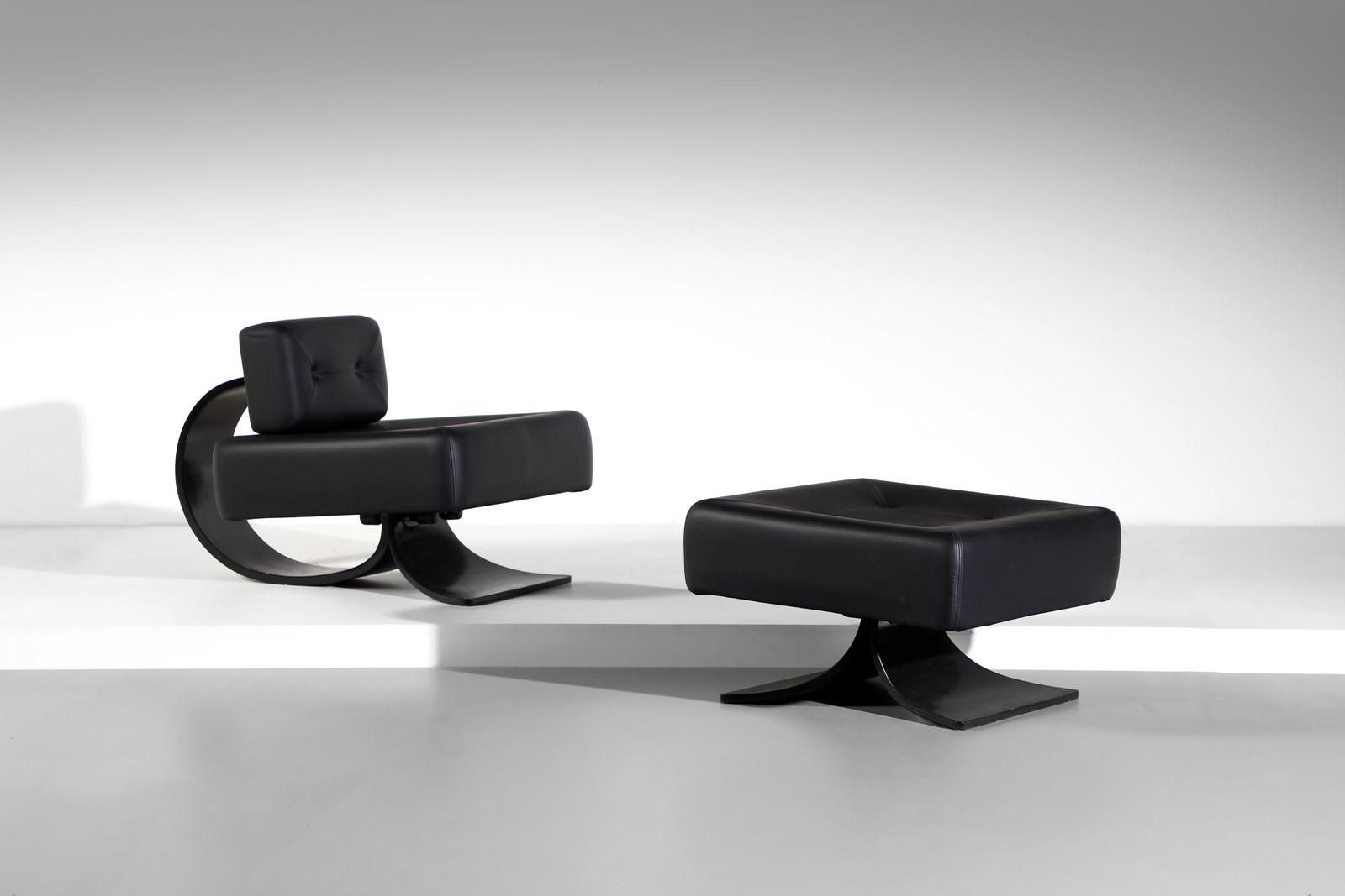 Alta armchair with ottoman for Tendo (Oscar  Niemeyer)