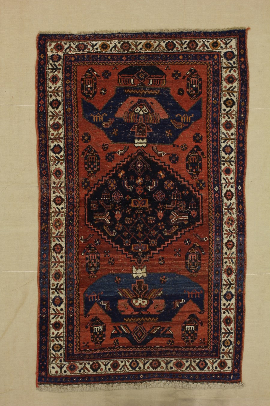 Persia Meridionale. 1900 circa. Fondo mattone, centro blu. Basso livello. (Afschar Neriz )