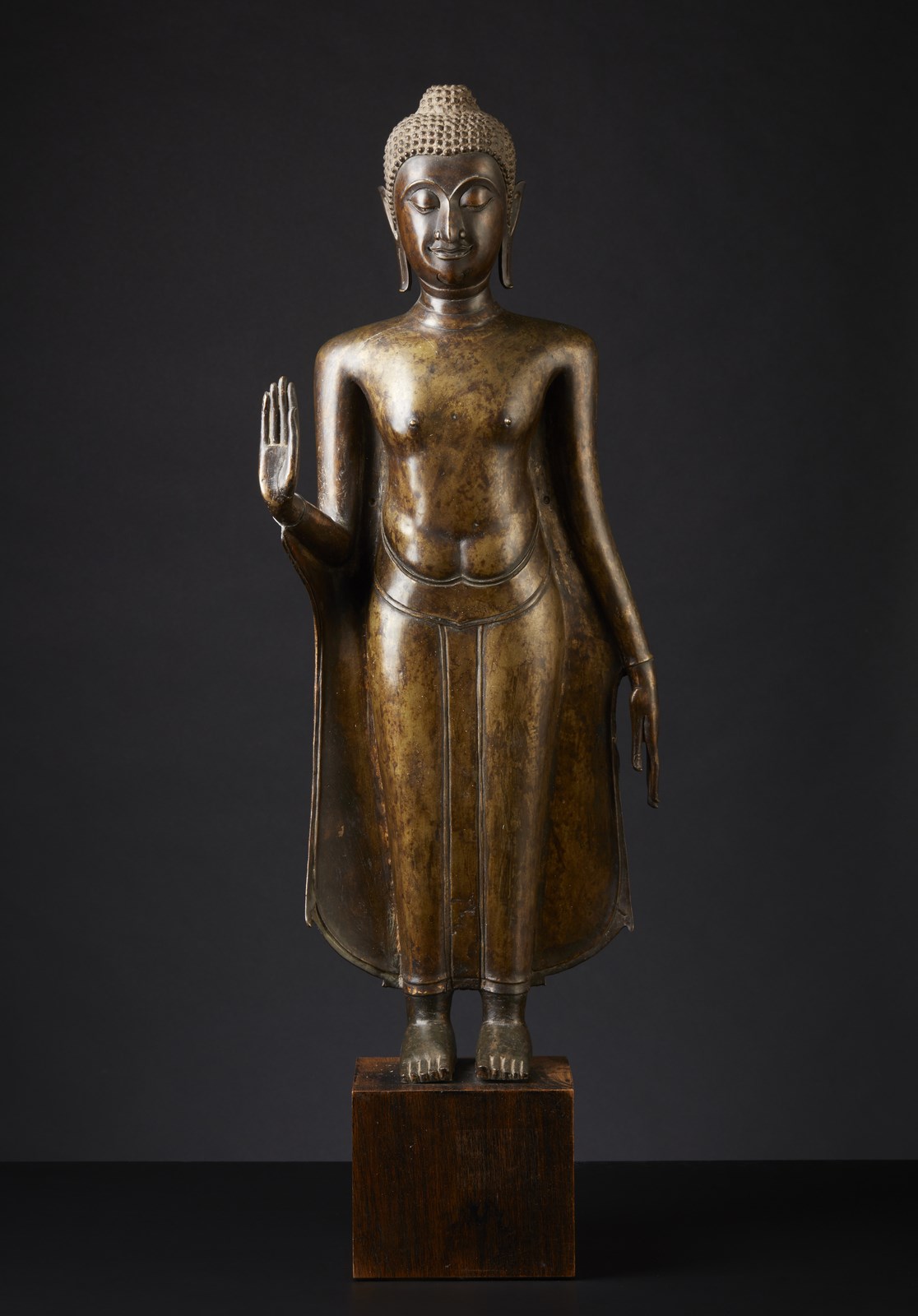 Grande statua in bronzo di buddha a piedi nella provincia buddista di  phutthamonthon thailandia nel tempo crepuscolare