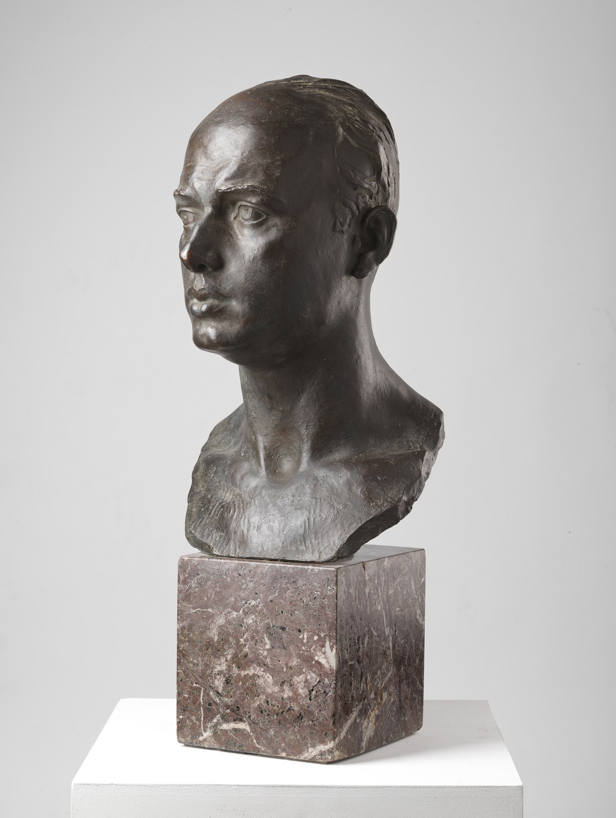 Male portrait bust. (Torquato Tamagnini)