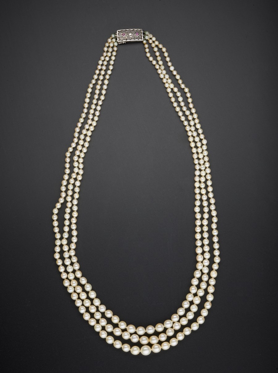 Three strand cultured pearl necklace. (. )