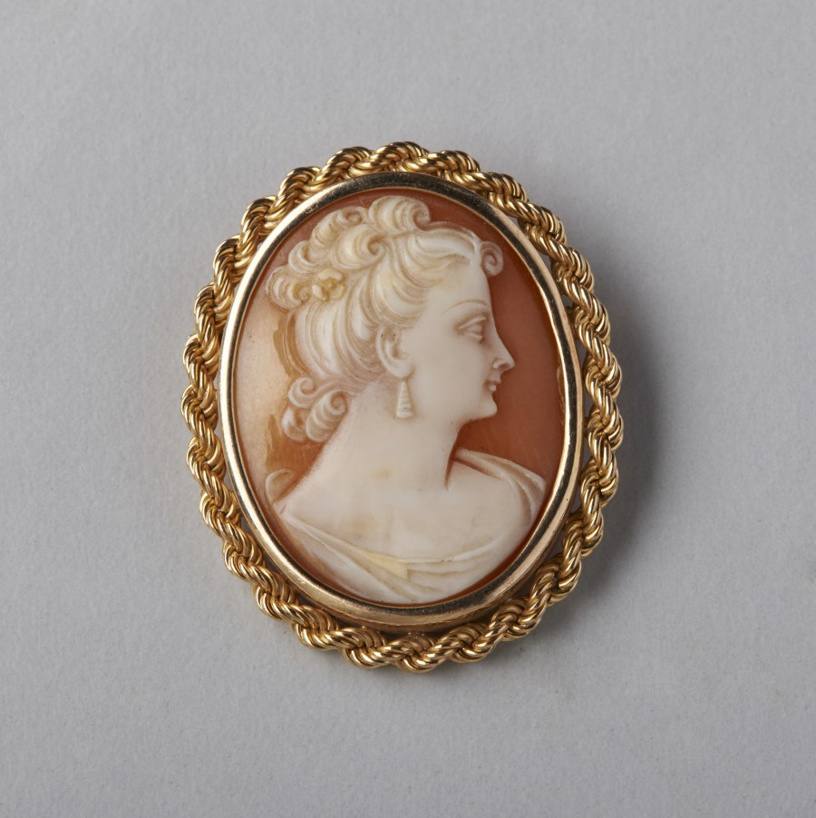 750-1000 yellow gold brooch with braided edge with cameo depicting a half bust of a woman.  (. )