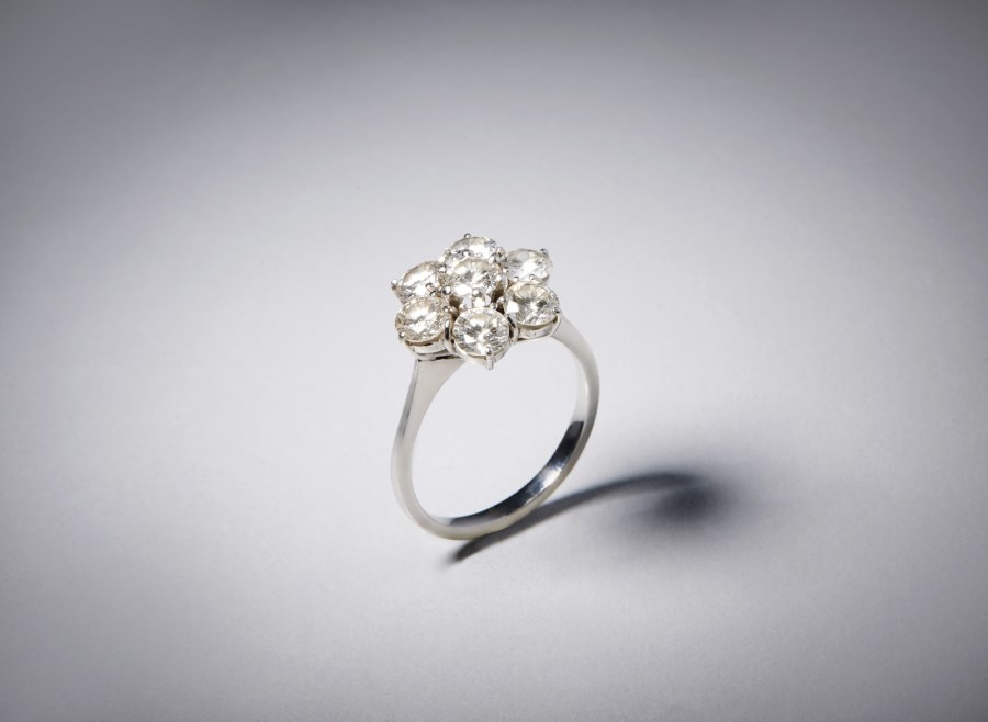 750/1000 white gold ring with flower design with brilliant cut white diamonds 2.30 carats. (. )
