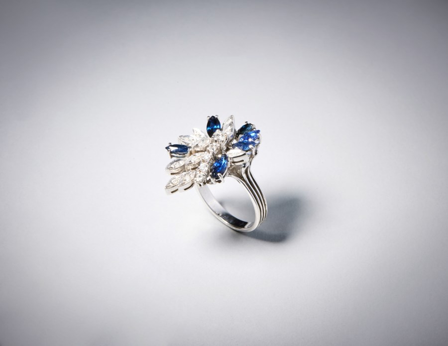 White gold ring with white diamondscarats 1,00 approx. and sapphire marquise carats 1,70 (. )