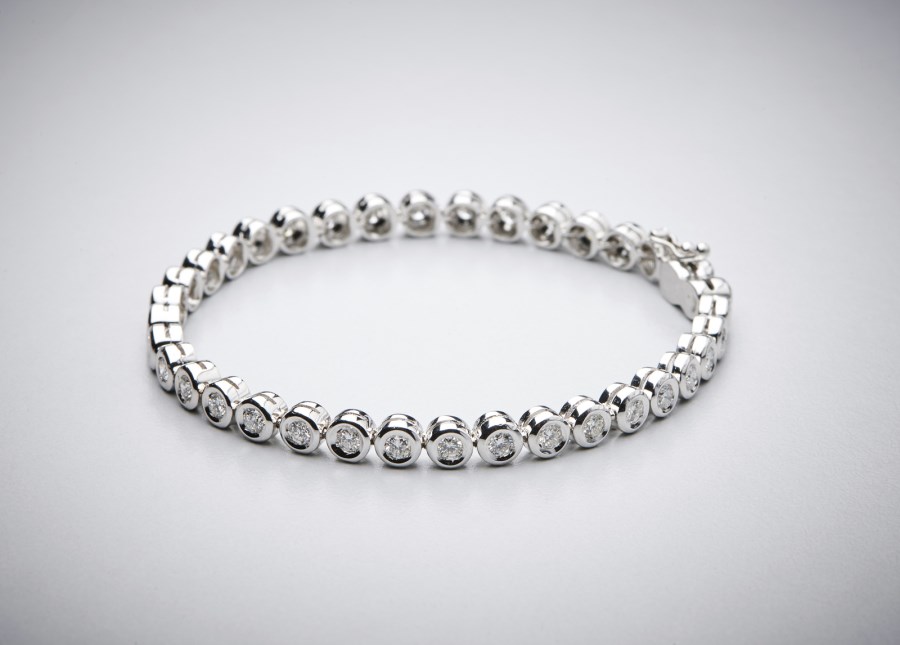 Bracelet in white gold 750/1000  " tennis" with interlocking chives white diamonds of about 5.00 carats (. )