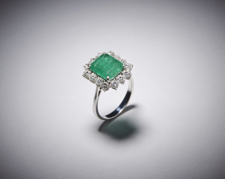 Classic ring in 750/1000 white gold with emerald central emerald cut of about 2.70 carats and white diamonds brilliant cut ct. 1.50.  (. )