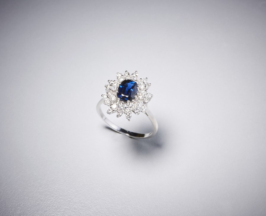 Classic 750/1000 white gold ring with oval central sapphire of 2.00 carats and white diamonds brilliant cut total weight of ct. 2.50.  (. )