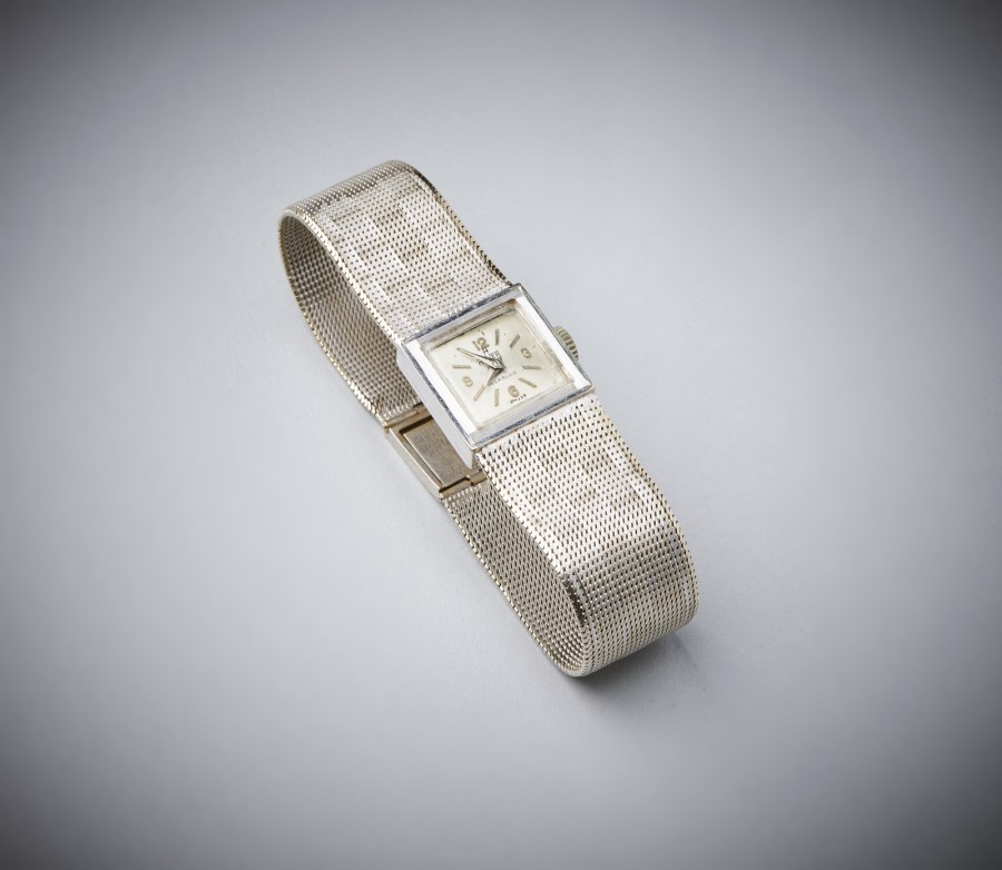 Orologio in oro bianco.750/1000 di forma rettangolare "Incabloc" con maglia tessita. (. )