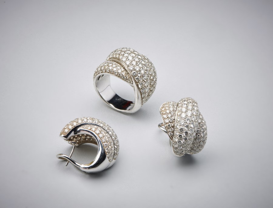 A set consisting of a ring in white gold 750/1000 and earrings of the series "Gomitolo". (Damiani )