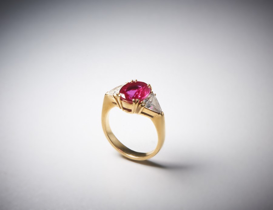 750/1000 yellow gold ring with a central ruby of about 3.00 carats and two triangular diamonds. 1.50 carats approx. (. )